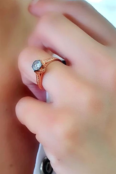 Elmas İsciliginde 925Ayar Gümüş Üzerine Rose Tek Taş Yüzük ürün görseli