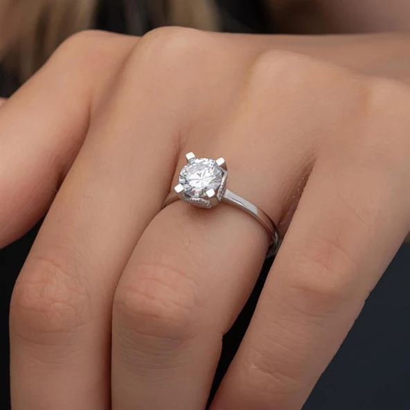 4 Tırnaklı Zirkon Taşlı Gümüş Tektaş Yüzük ürün görseli