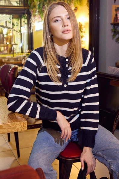 Yaka Düğmeli Çizgili Yünlü Triko Kazak - Lacivert ürün görseli