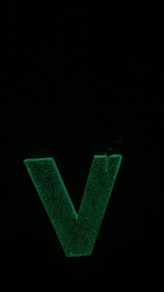 V Harfi Fosforlu Neon Yeşil Renk Parlak Simli Gold Aksesuarlı Anahtarlık El Yapımı Epoksi Hediyelik - Resim 3