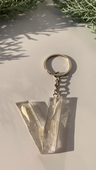 V Harfi Şeffaf Epoksi Simli Kurutulmuş Papatya Yapraklı Gümüş Aksesuarlı Anahtarlık El Yapımı ürün görseli