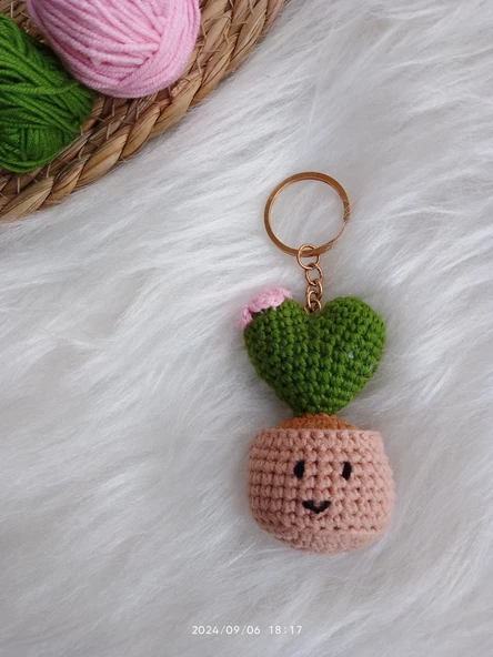 Amigurumi kalpli kaktüs anahtarlık