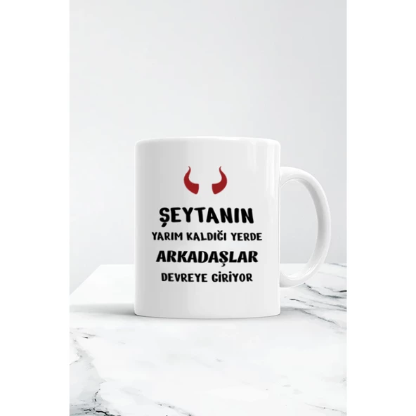 ŞEYTANIN YARIM KALDIĞI YERDE ARKADAŞLAR DEVREYE GİRİYOR Baskılı Kupa Bardak - Solmaz - Çift Taraflı Baskı - Hediyelik Kupa (BULAŞIK MAKİNESİNDE YIKANABİLİR)