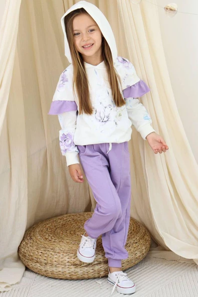 Kız Çocuk Kollarında Fırfır Detayı Üzerinde Gül Çiçek Baskılı Kapüşonlu Lila Eşofman Takım - Resim 4
