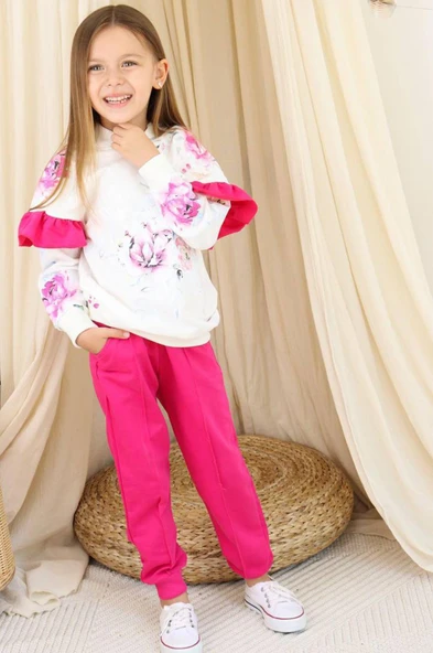 Kız Çocuk Kollarında Fırfır Detayı Üzerinde Gül Çiçek Baskılı Kapüşonlu Fuşya Eşofman Takım - Resim 3