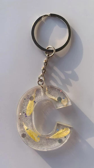 C Harfi Şeffaf Epoksi Simli Kurutulmuş Papatya Yapraklı Gümüş Aksesuarlı Anahtarlık El Yapımı ürün görseli