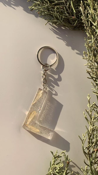 L Harfi Şeffaf Epoksi Simli Kurutulmuş Papatya Yapraklı Gümüş Aksesuarlı Anahtarlık El Yapımı ürün görseli