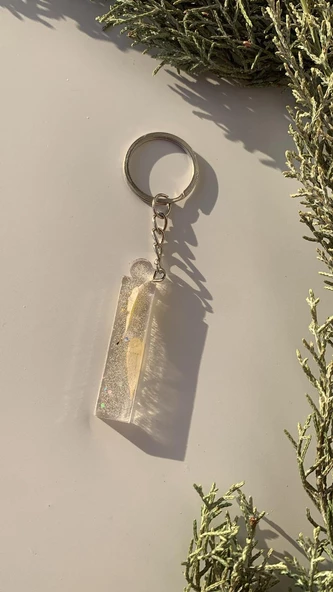 İ Harfi Şeffaf Epoksi Simli Kurutulmuş Papatya Yapraklı Gümüş Aksesuarlı Anahtarlık El Yap - Resim 5