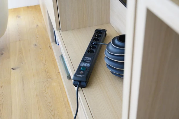 Brennenstuhl Premium-Line 6 Soketli 3 Metre 60.000 Amper Akım Korumalı Parazit Giderici Priz - 4