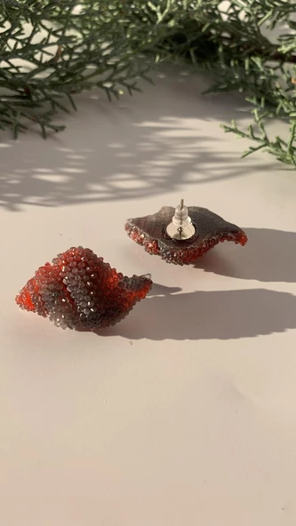 Parlak Siyah Renkli Kırmızı Desenli İstiridye Şekil Epoksi Küpe Gümüş Aksesuarlı El Yapımı - Resim 3