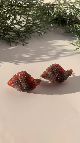 Parlak Siyah Renkli Kırmızı Desenli İstiridye Şekil Epoksi Küpe Gümüş Aksesuarlı El Yapımı ürün görseli