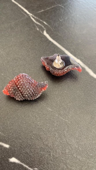 Parlak Siyah Renkli Kırmızı Desenli İstiridye Şekil Epoksi Küpe Gümüş Aksesuarlı El Yapımı - Resim 2