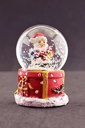 Yılbaşı Hediyeleri Temalı  Noel Baba Mini Boy Işıklı Kar Küresi 6,5 cm 1 - 2